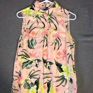 Summer style sleeveless button-down shirt with collar